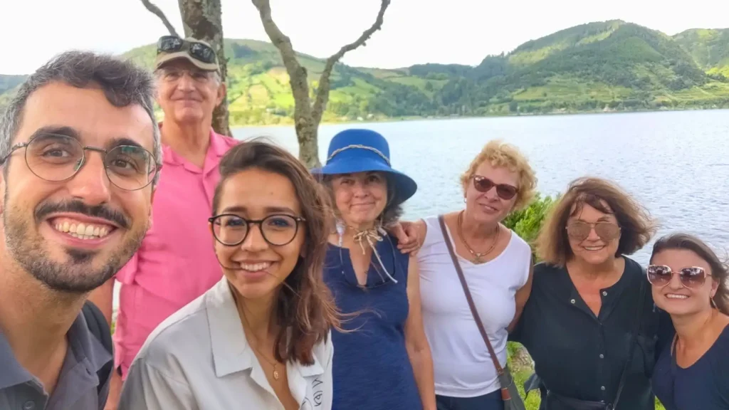 tour-groups-us A group of men and women taking a selfie by the side of a lagoon.