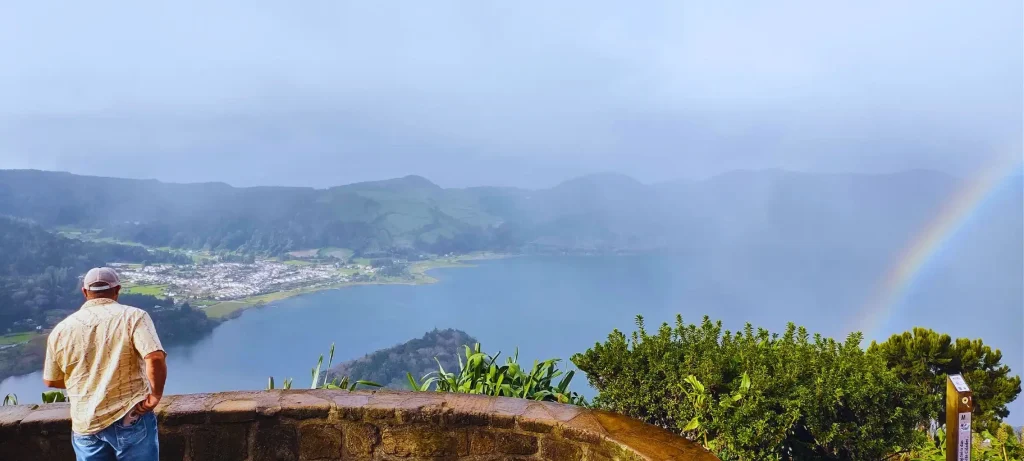 sete-cidades-serrado-freiras A man contemplates the view of a lagoon from the top, on a viewpoint.